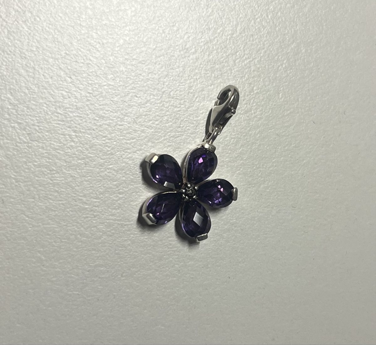 Thomas Sabo Pendentifs: Thomas Sabo Charm Blume lila  – D'occasion à Möhlin par eny_lsk7