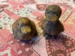 2 schwere Figuren aus Ton/Keramik in Steinoptik, Handarbeit