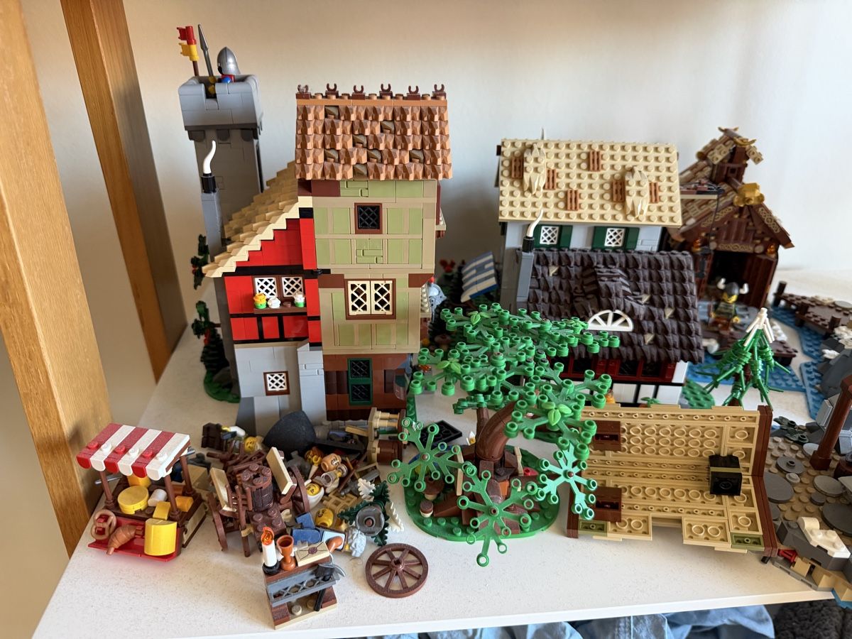 Lego Baukästen: Lego Mittelalter Marktplatz – Gebraucht aus Riehen von ser_cg2x