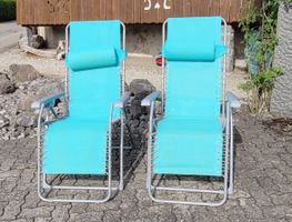 zwei klappbare Sonnenliegen, türkis