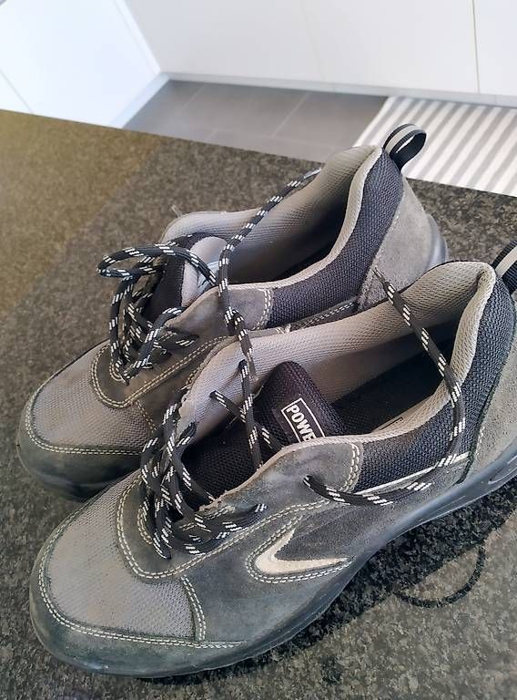 Scarpe da uomo: Arbeitsschuhe mit Stahlkappe Gr.46 – Usato da Orpund venduto da Tina033