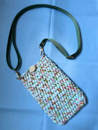 Handgemachte Tasche für Handy gehäkelt hellblau mit Band