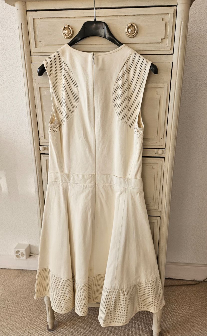 DKNY Vestiti: Robe DKNY en cuir crème, sans manche – Usato da lausanne venduto da josianemuller 2