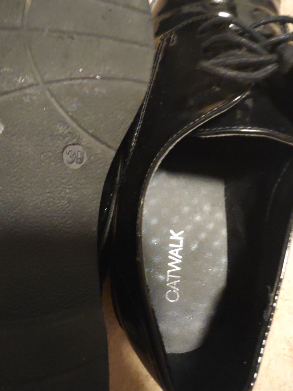 Scarpe da donna: Catwalk Lack Schuhe, schwarz, Gr. 39 – Usato da Wädenswil venduto da macik 2