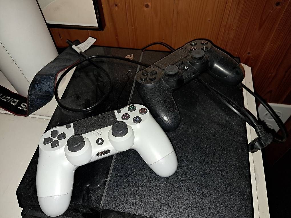 Konsolen: PS4 inkl. 2 Controller – Gebraucht aus Hagenbuch ZH von rfa_k9ks