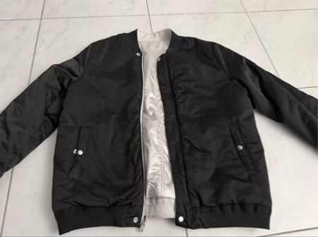 Wendejacke Schwarz/Silber, ideal für den Übergang. Grösse L