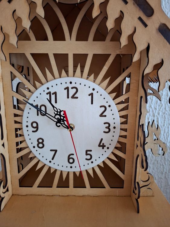 Dekorative Standuhr aus Holz 4