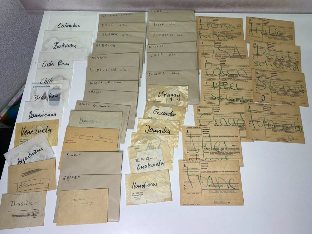 Lot Briefmarken alle Welt in Umschlägen und Tütchen | Acheter sur Ricardo