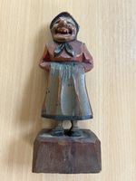 Holzfigur einer lachenden Frau in Tracht handgeschnitzt