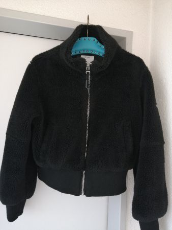 Jacke aus Kunstpelz. Bershka. Gr. M