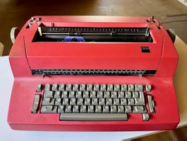 Zwei Kugelkopf-Schreibmaschinen von IBM