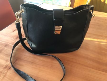 Schwarze Handtasche – Eleganter Begleiter für jeden Tag!