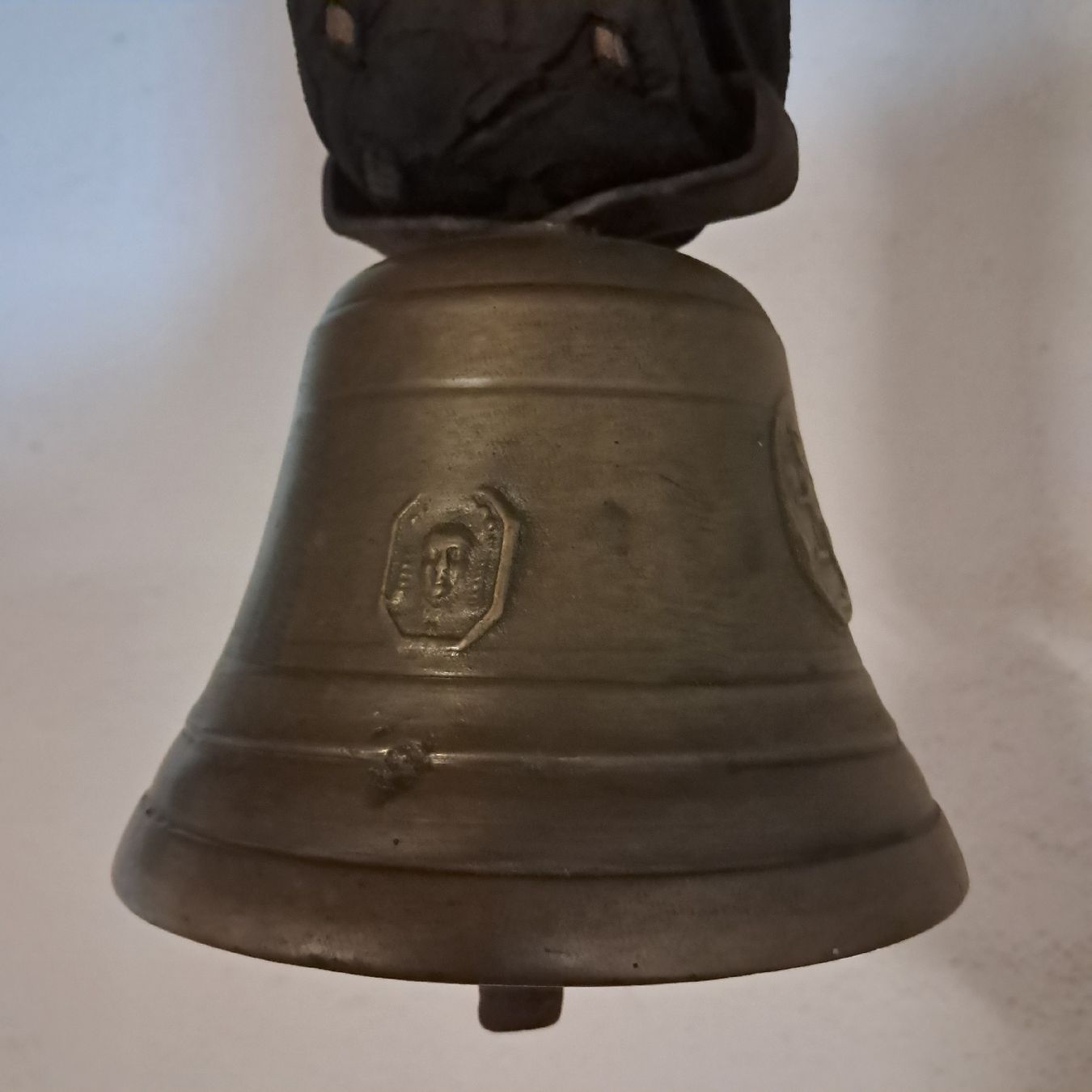 Cloches & sonnailles: ANTIKE Kleine Glocke ab 2Fr.  – D'occasion à Murten par SHETHOF 8