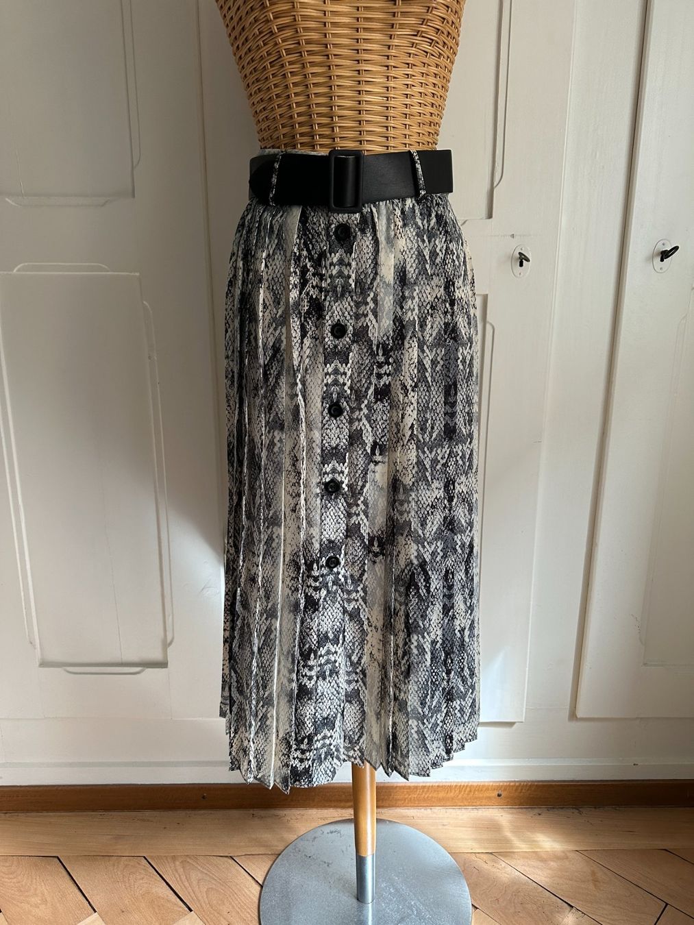 Zara Gonne: ZARA - Rock mit Reptil-Print XS – Usato da Zürich venduto da Diazaio 1