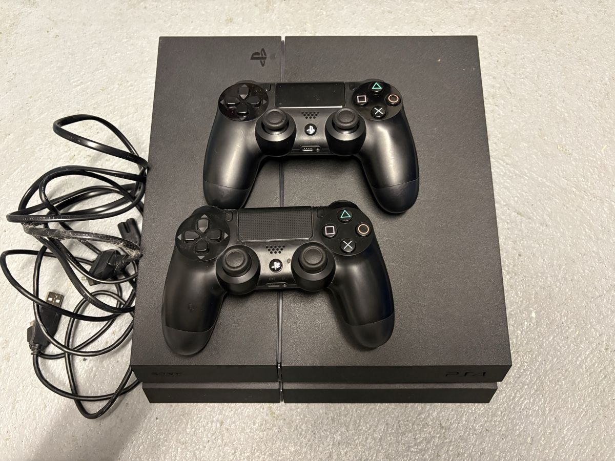 Sony Console: Sony PlayStation 4 mit 2 Controllern – Usato da Ottenbach venduto da ALsales