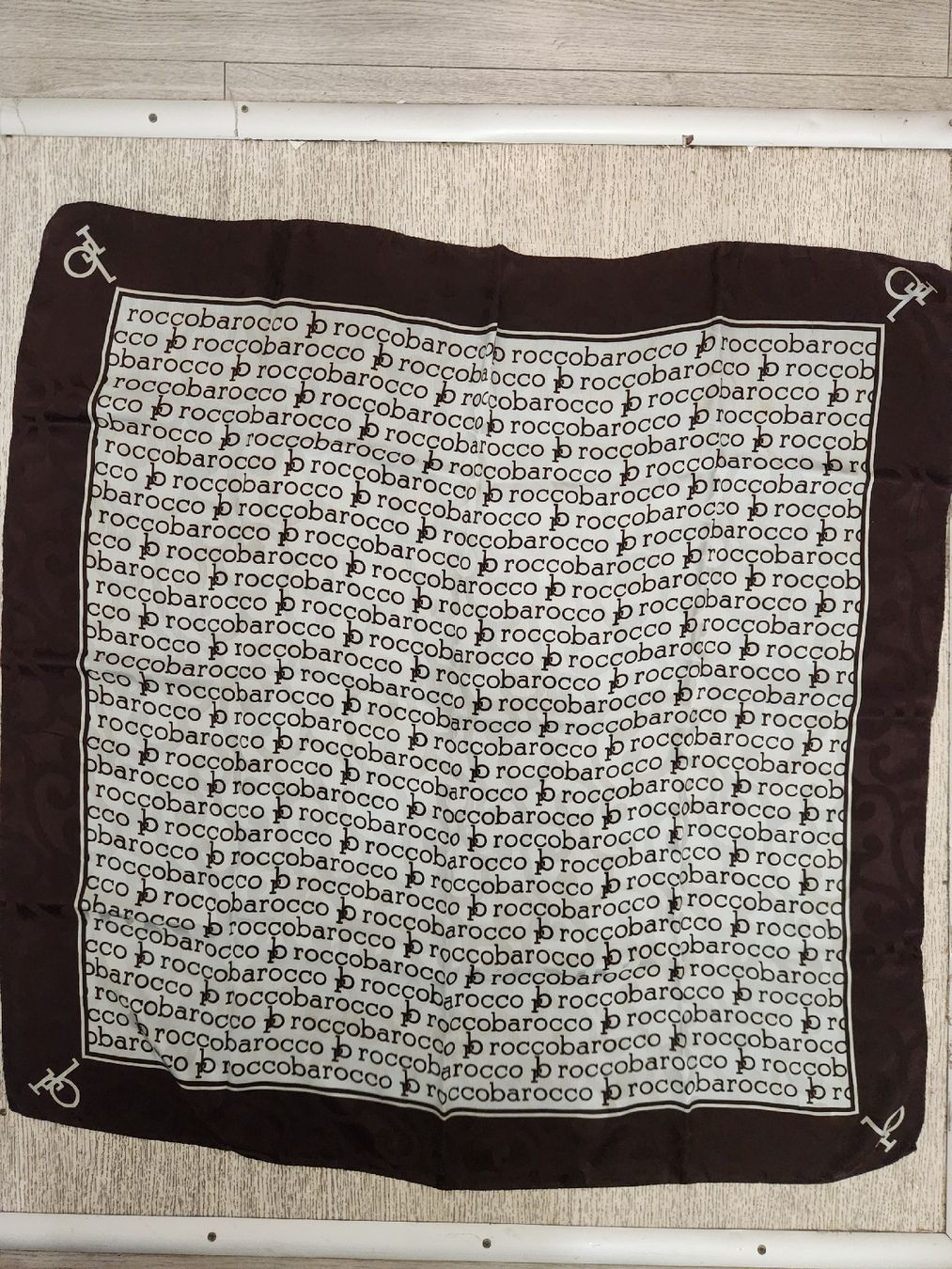 Foulard & Sciarpe: Foulard soie  Rocco Barocco logo marron – Usato da Niedergösgen venduto da Eva2410