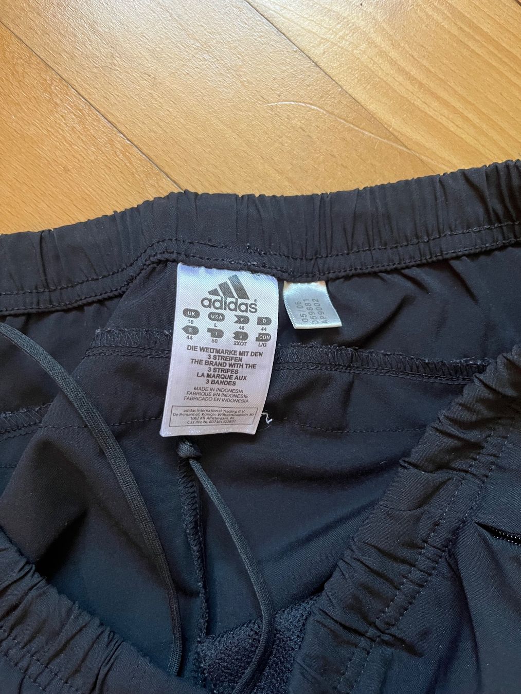Adidas Pantaloni: Vintage Adidas Trackpants L schwarz – Usato da Niederscherli venduto da noa_tc6b 2