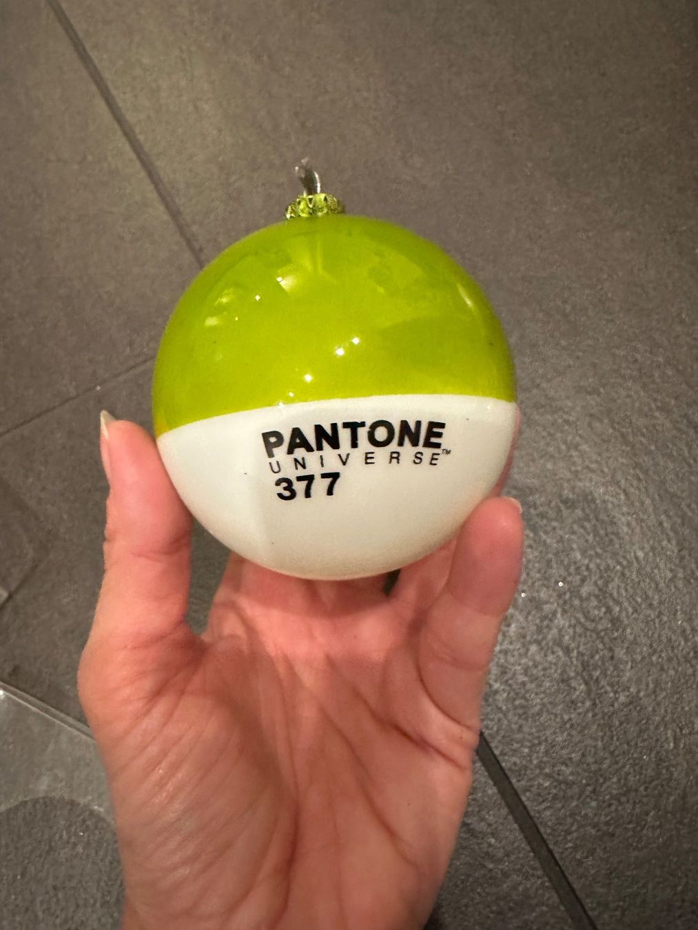 Toutes les décorations: ORIGINAL Pantone Christbaumkugel 377 – Neuf avec emballage d'origine à Solothurn par sabrina.m.solothurn