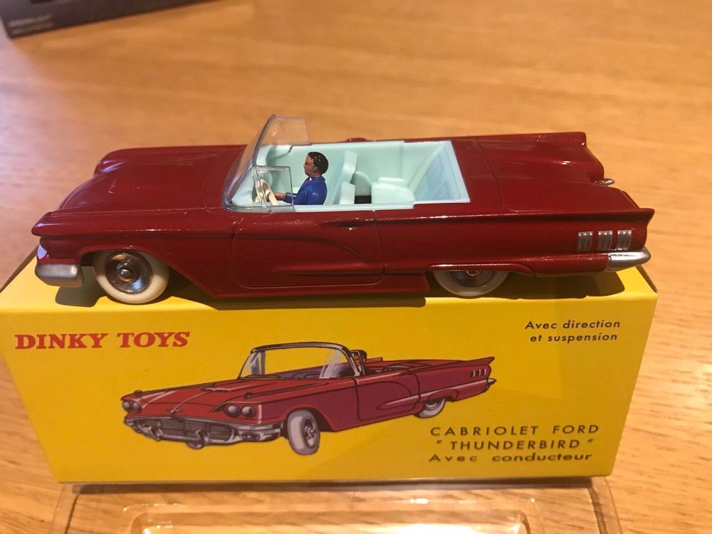 Dinky Toys 555 – Ford Thunderbird Cabriolet Rouge, Intérieur Bleu Ciel – Occasion