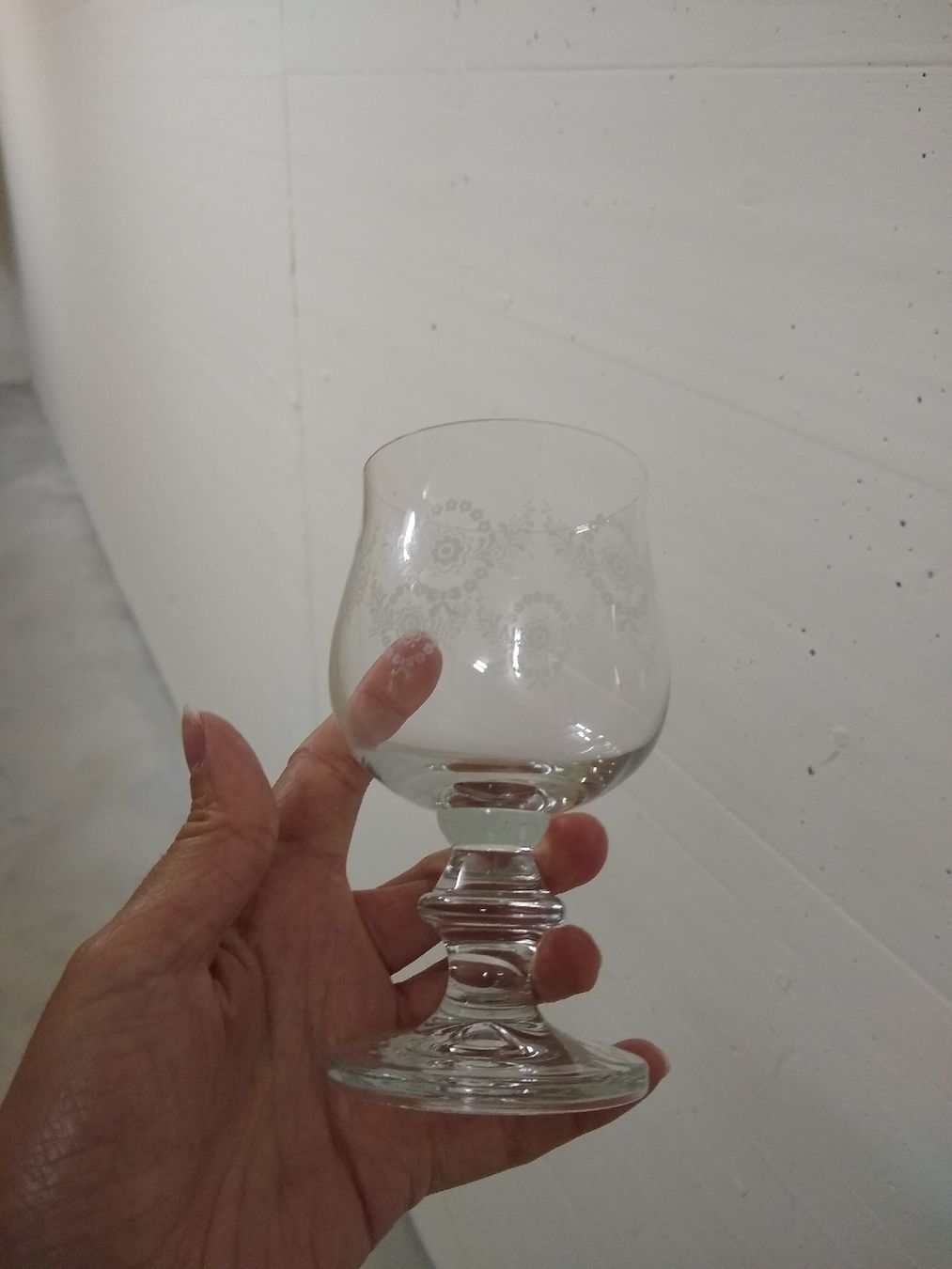 Bicchieri: 15  Wine Glasses with elegant etching – Usato da Dübendorf venduto da rol_fm6d 4