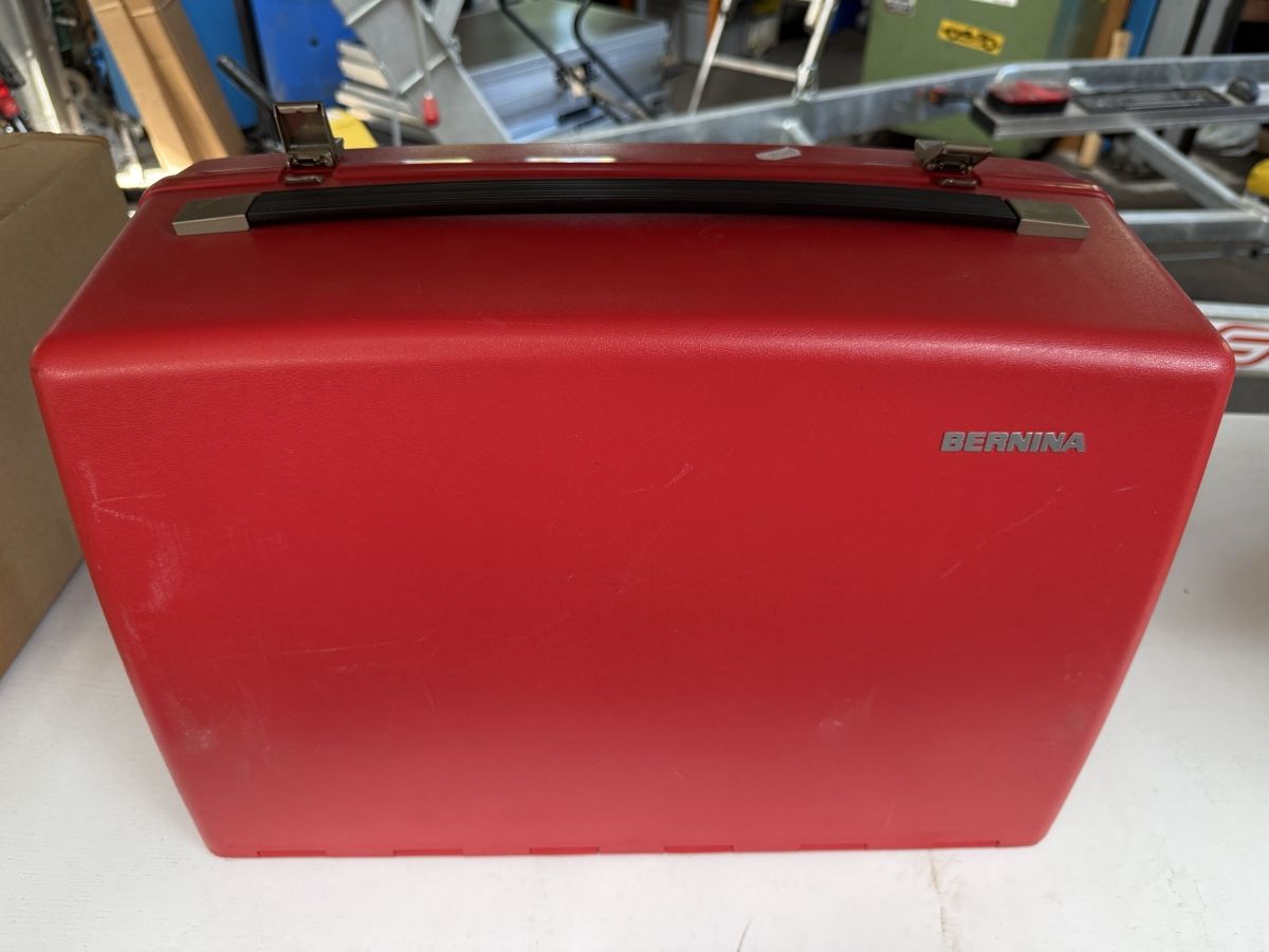 Bernina Macchine da cucire: Bernina Record Electronic mit rotem Koffer  – Usato da Wildegg venduto da KramerBeni 4