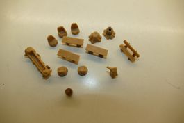 Spur H0: Holz-Tische, -Stühle, -Brunnen….