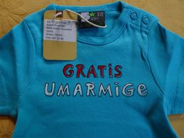 NEUER Body blau "Gratis Umarmige" Gr. 50/56 - 260721