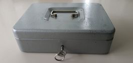 Geldkassette, Kasse mit Schlüssel silbern ca. 18x25.5x8cm