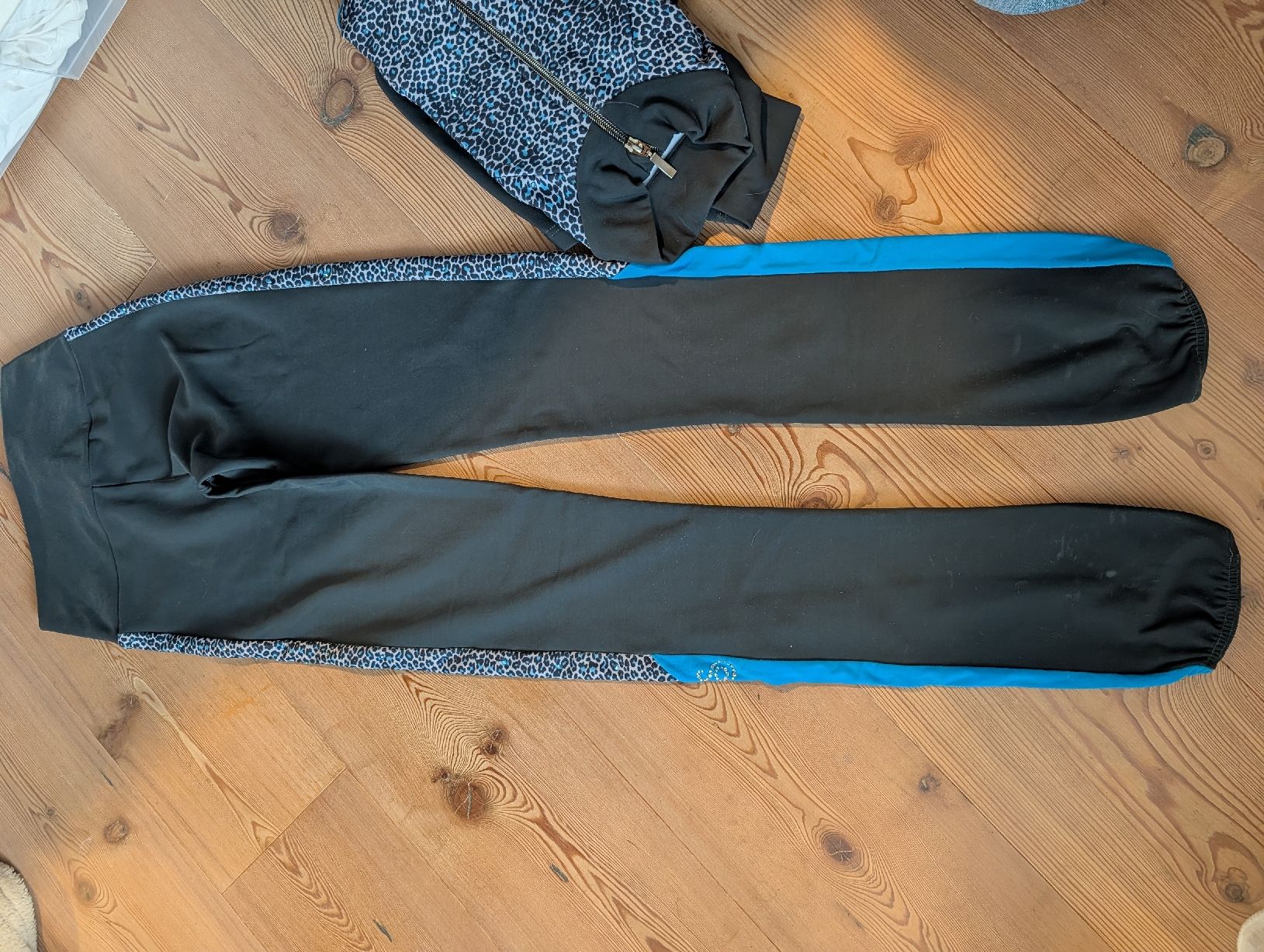 Sagester Kleiderpakete & -sets: Sagester Eiskunstlauf Kombi Leo  – Gebraucht aus Glarus von and_9yjq 6