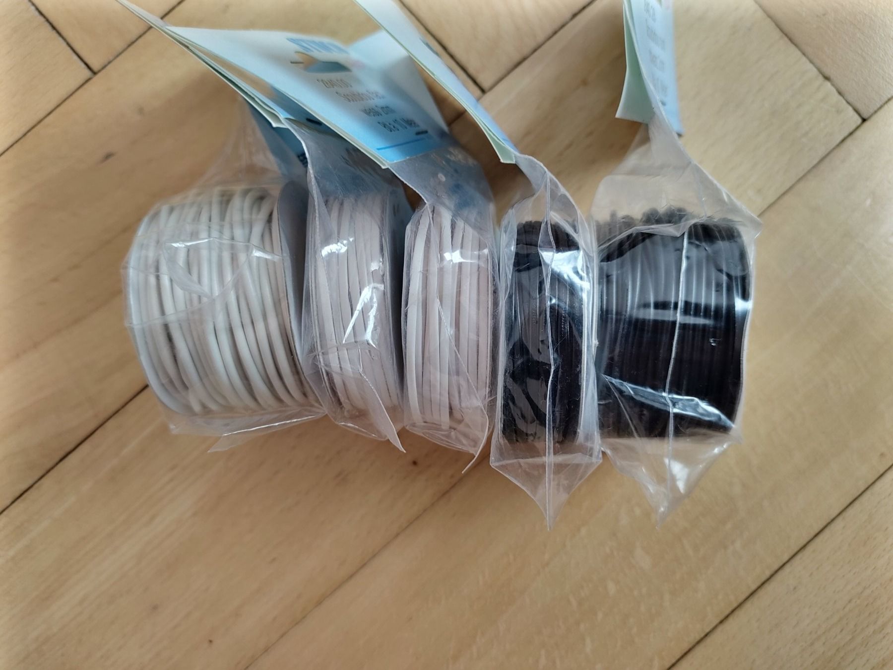 Kit bricolage: Scoubidou Schnüre schwarz + weiss – Nuovo e nell'imballaggio originale da Bern venduto da blu123 1