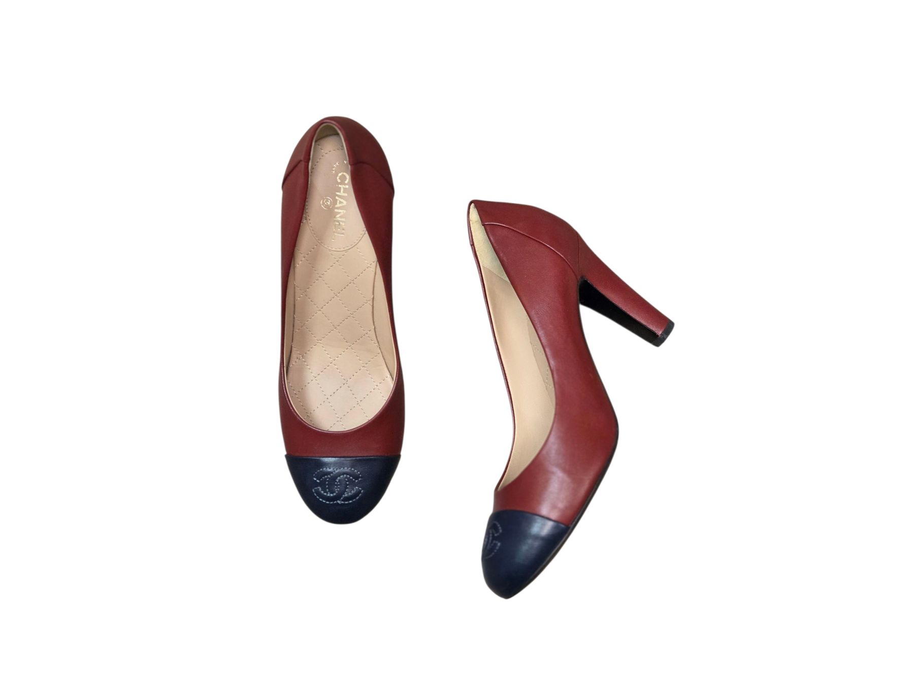 Chanel Scarpe da donna: Chanel Burgundy Leather Heels, Size 37 – Usato da Zürich venduto da finesse.shop 1