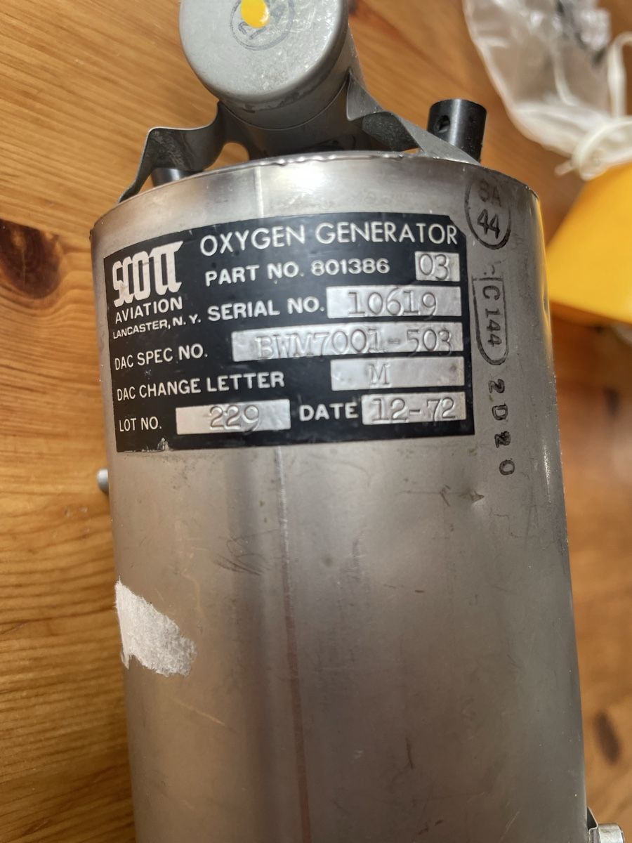 Misurare: Scott Flugzeug Sauerstoff Maske und Generator – Usato da Erlen venduto da Mirageiii 2