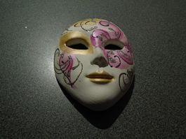 Maske goldfarbig / rosa / silbrige Verzierung
