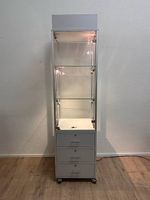 Fahrbare Glasvitrine mit Beleuchtung und Schubladen