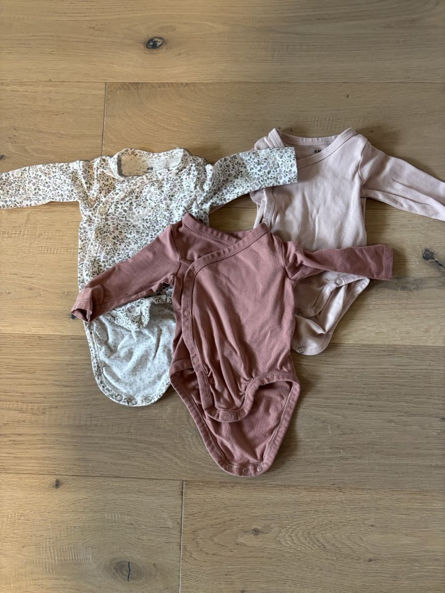 H&M Lotti & Set di vestiti: 3 Langarm-Bodys in Grösse 56 – Usato da Reinach AG venduto da Melaniwal