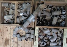 Viele verzinkte Roherschraubungen vorwiegend anderthalb Zoll