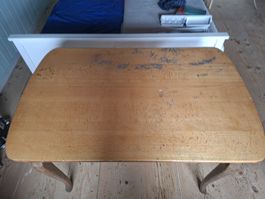 Tisch mit Schublade