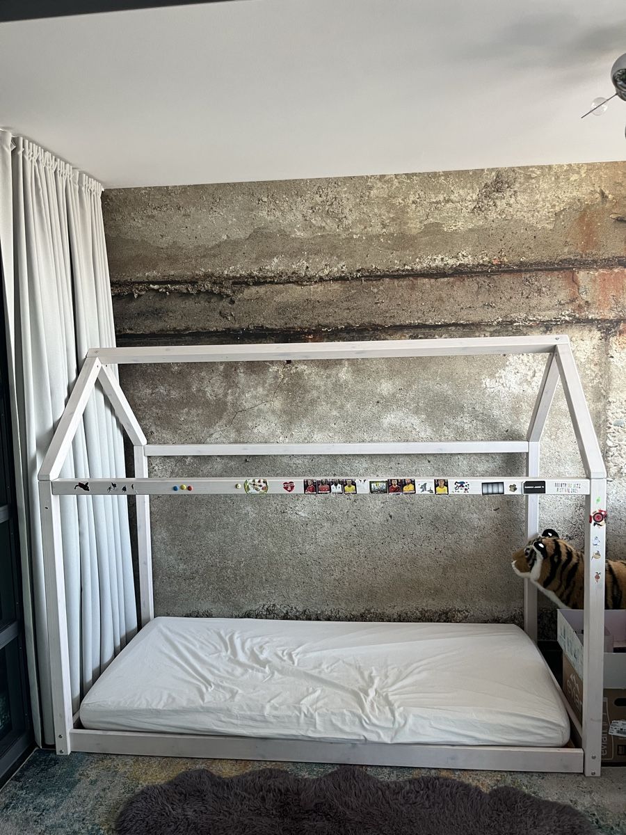 Betten: Kinderbett in Hausform mit Matraze – Gebraucht aus Zürich von mic_p9qk