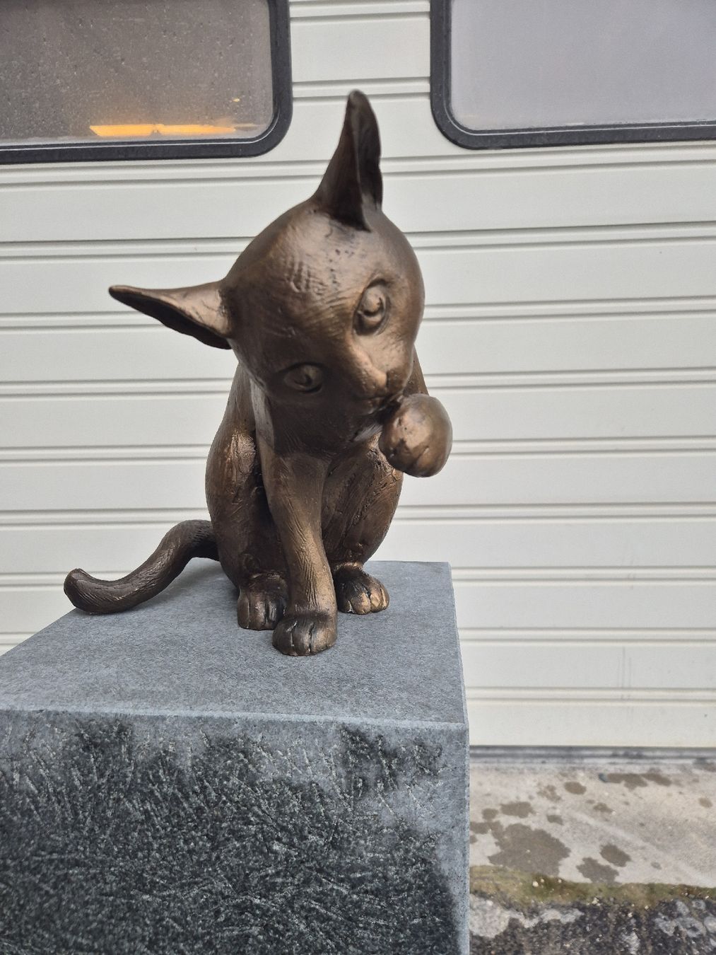 Sculture & Statue: Grabmal mit Bronzekatze – Nuovo (secondo la descrizione) da Ehrendingen venduto da Amigo5 5