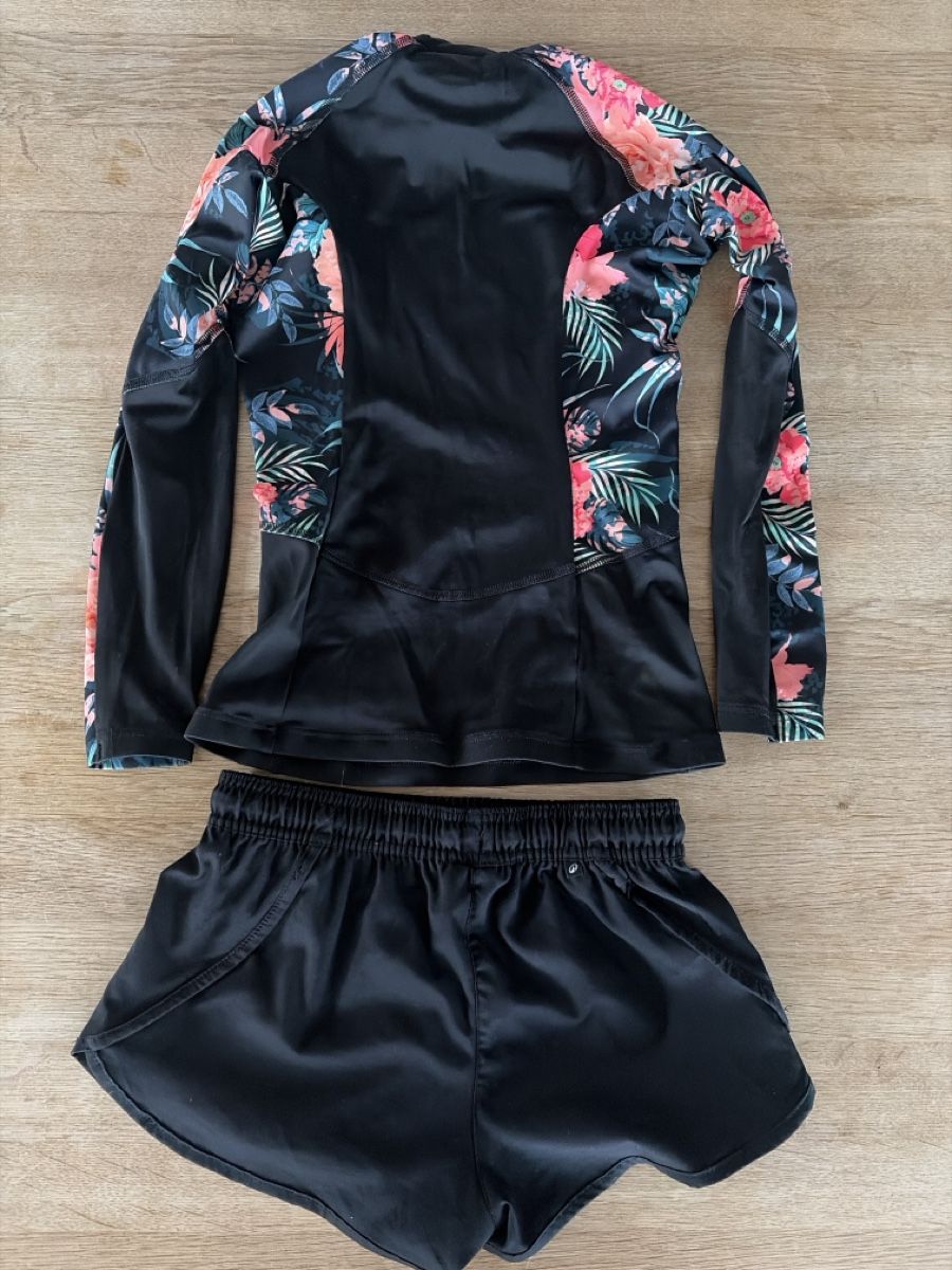 Decathlon Costumi da bagno & Bikini: Olaian Surfoberteil mit Blumenmuster – Usato da Degersheim venduto da 8sven 1