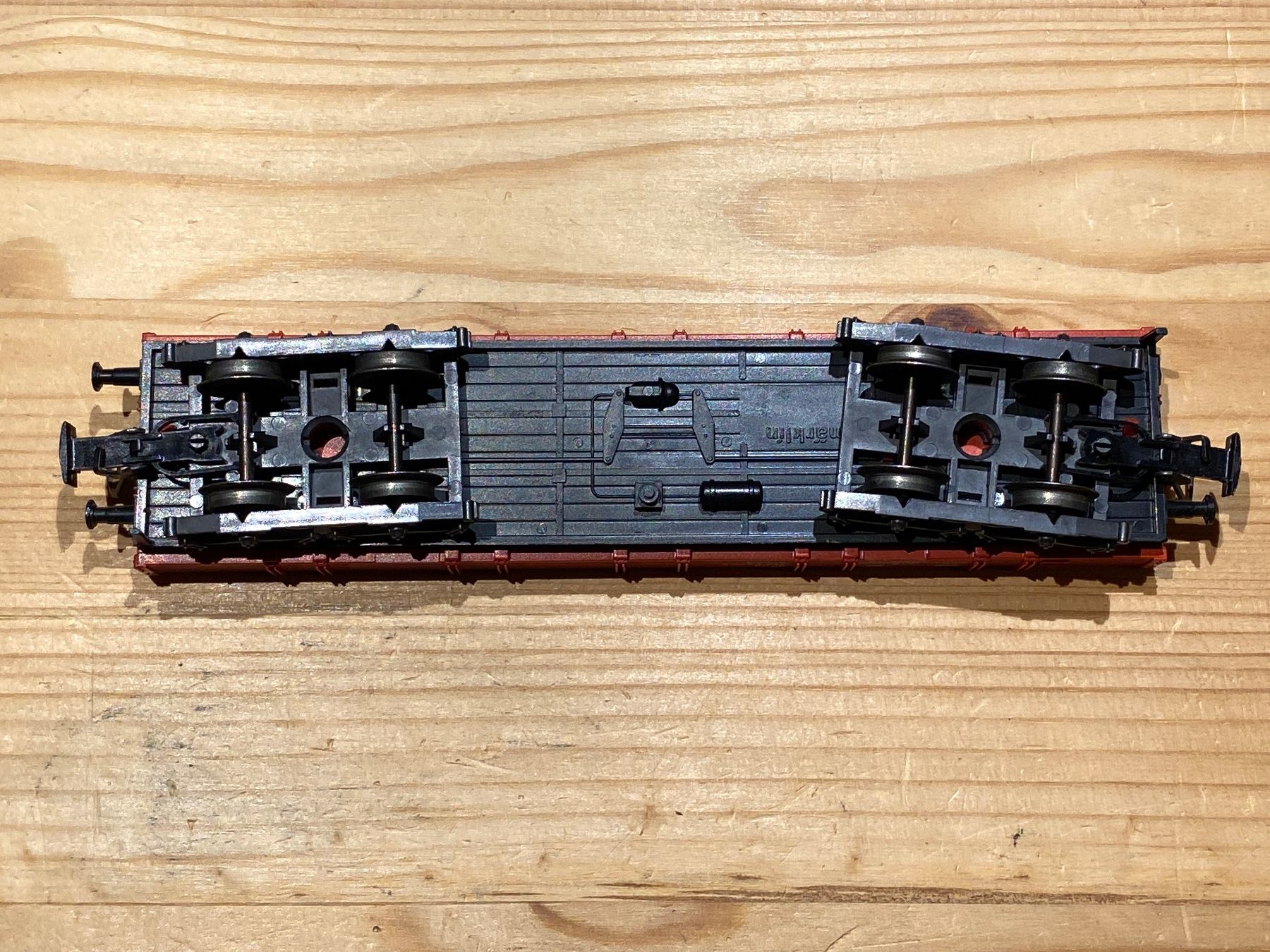Märklin Modelleisenbahnen: Märklin 4-achsiger flacher Güterwagen – Gebraucht aus Grosshöchstetten von BEtrain 3