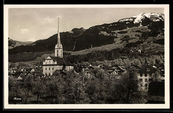 Cartoline postali: Kerns, Kirche und Dorf mit Bergkulisse – Usato da Berlin venduto da bartko-reher