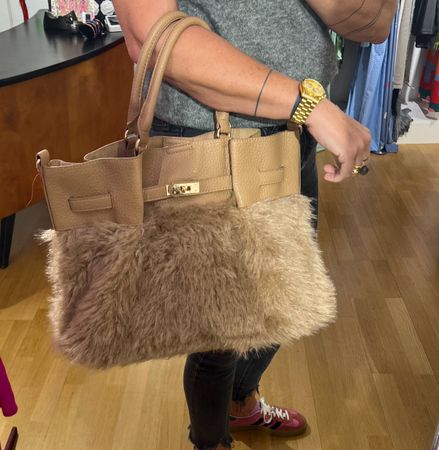 Angesagte pelzige Handtasche