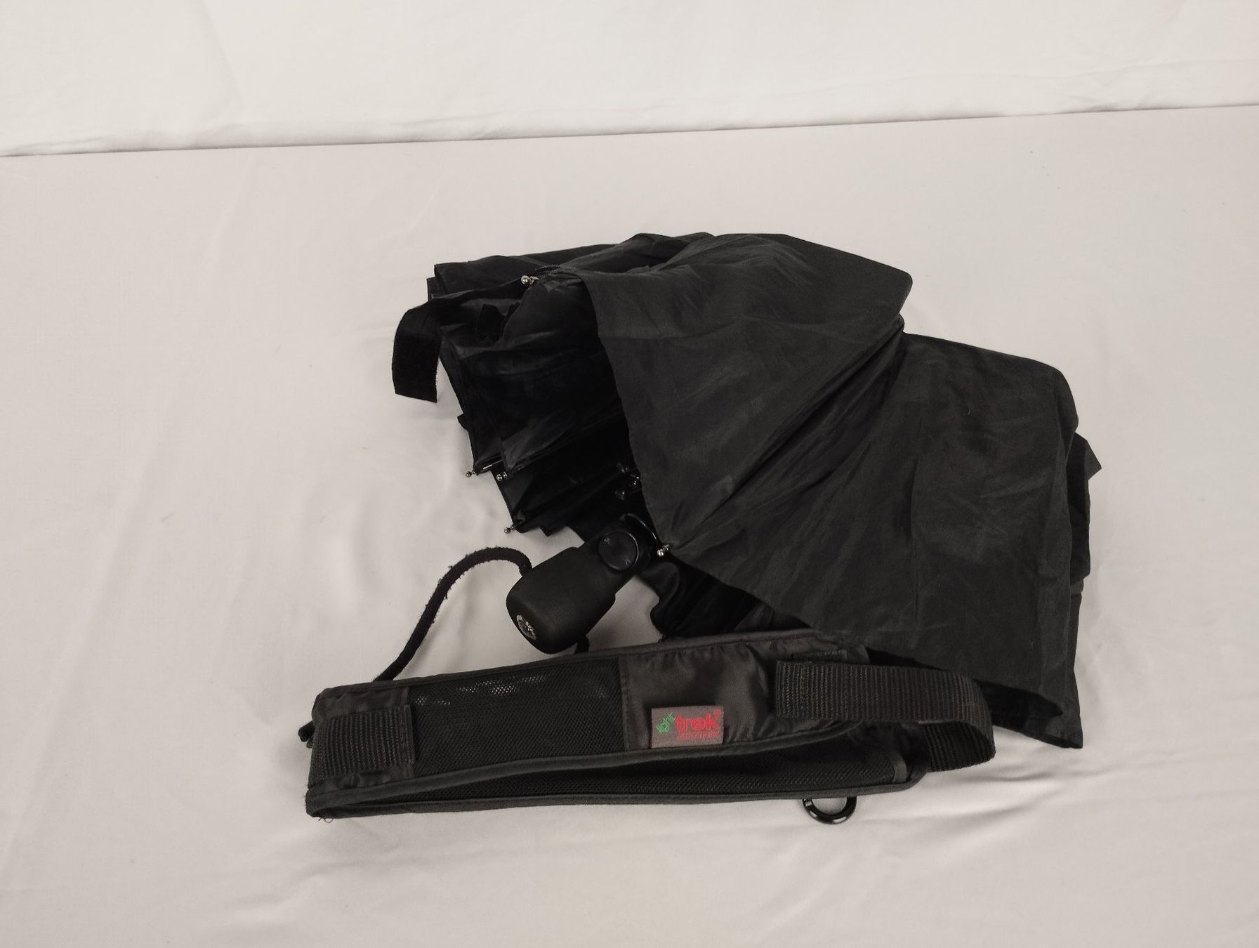 Ombrelli: LIGHT TREK Automatic Regenschirm inkl. Kompas Schwarz – Usato da Schübelbach venduto da Restwert_Schubelbach 1