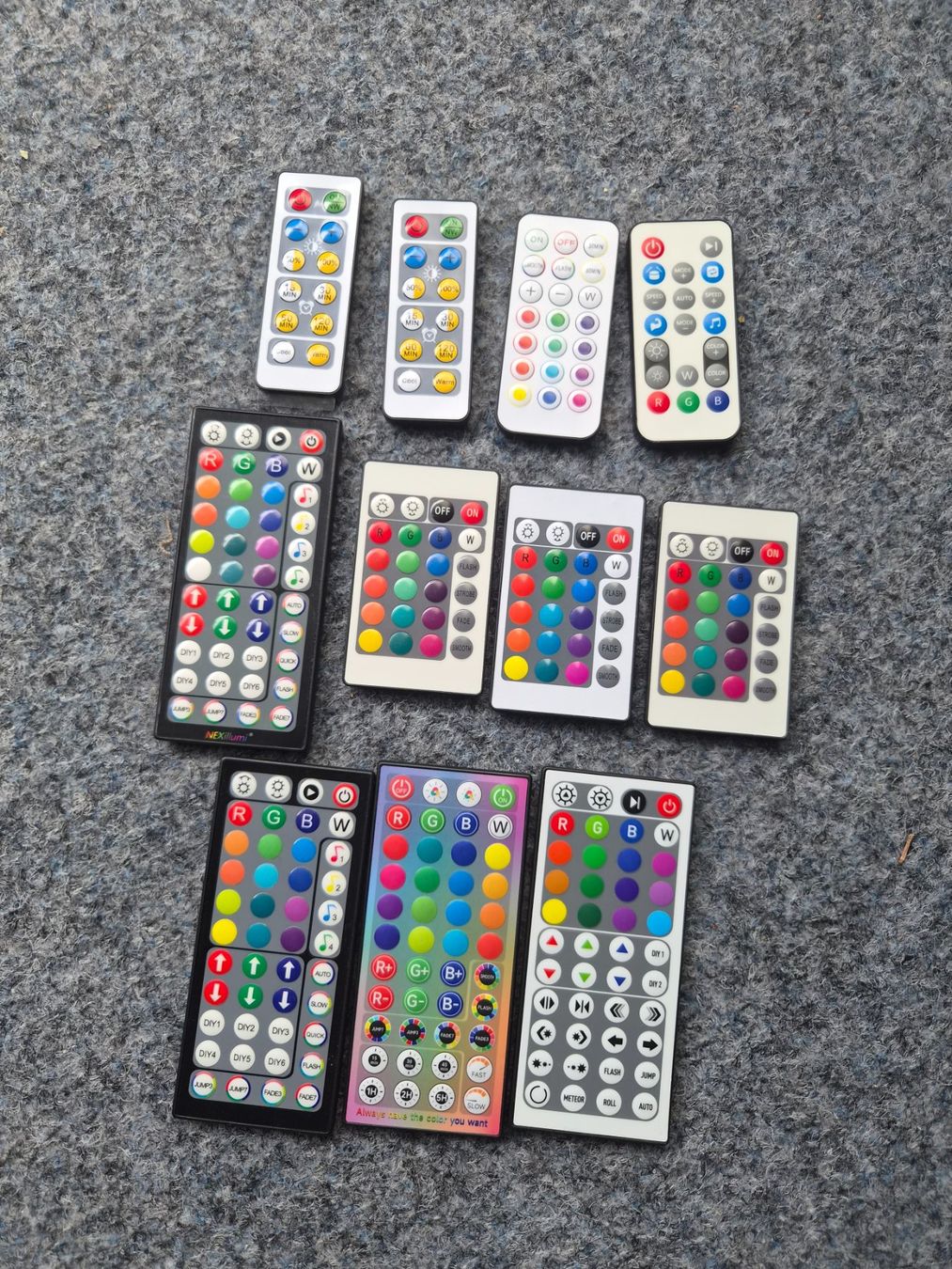 Télécommandes: Fernbedienungen Set 9 Stück – D'occasion à Domat Ems par tchnesa
