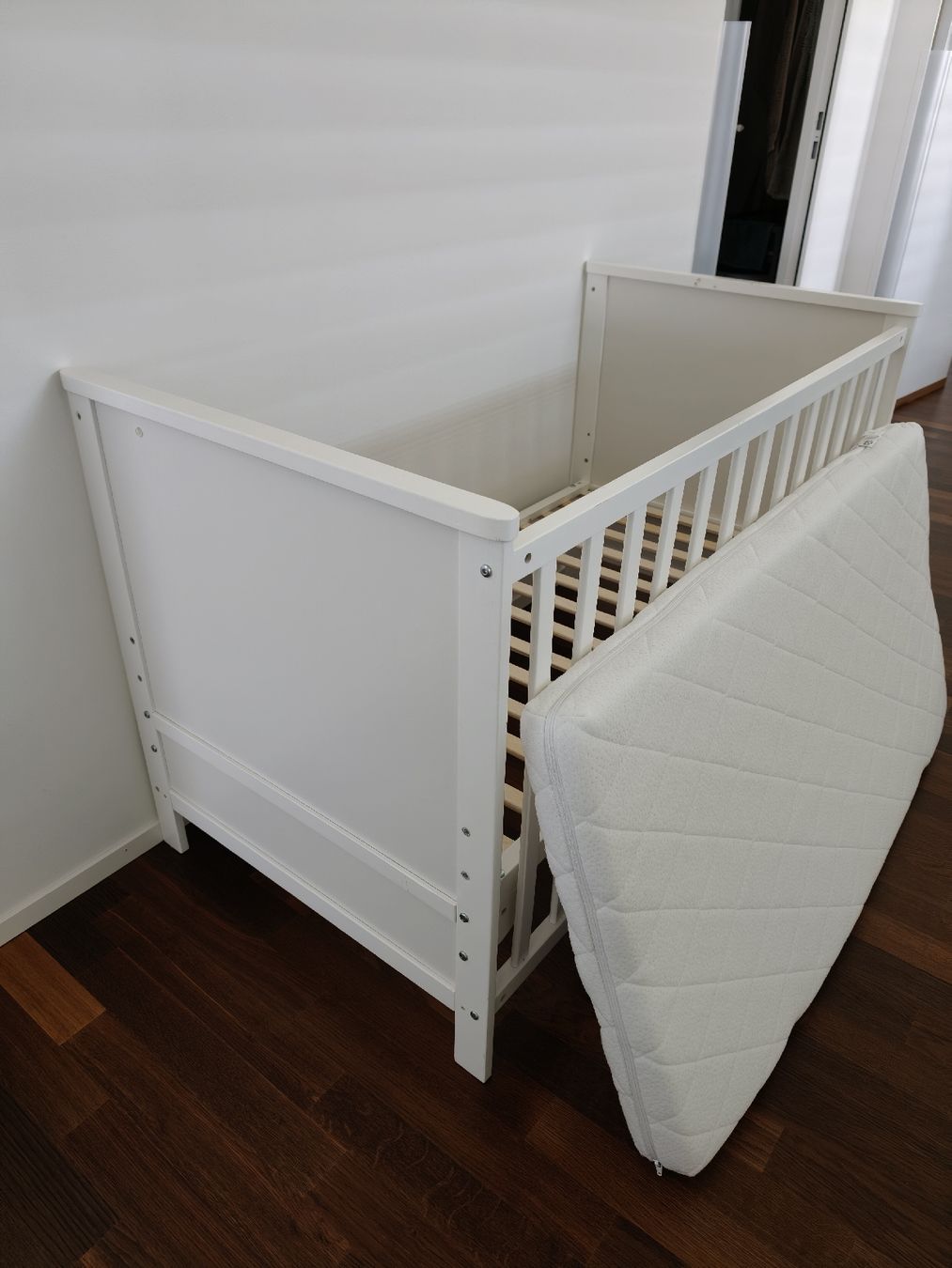 Betten: Baby Cot with Mattress White Good Condition – Gebraucht aus Glattpark(Opfikon) von aiz_8pqg 2