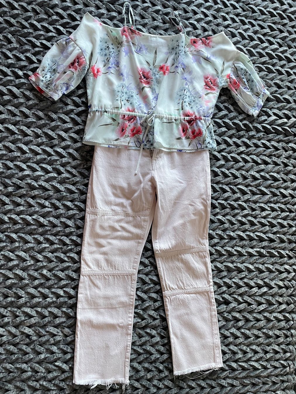 Guess Camicette: Guess Bluse Grösse S Blumenmuster + gratis Jeans – Usato da Coldrerio venduto da Theres2004