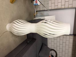 Stehlampe weiss Lamellen Design modern guter Zustand