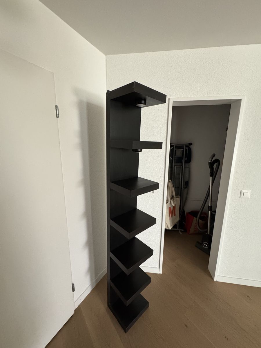 Scaffali: IKEA LACK Regal schwarz mit LED-Beleuchtung – Usato da Zumikon venduto da pirmintrepte