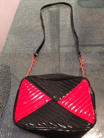 schwarz/rote Lack Tasche